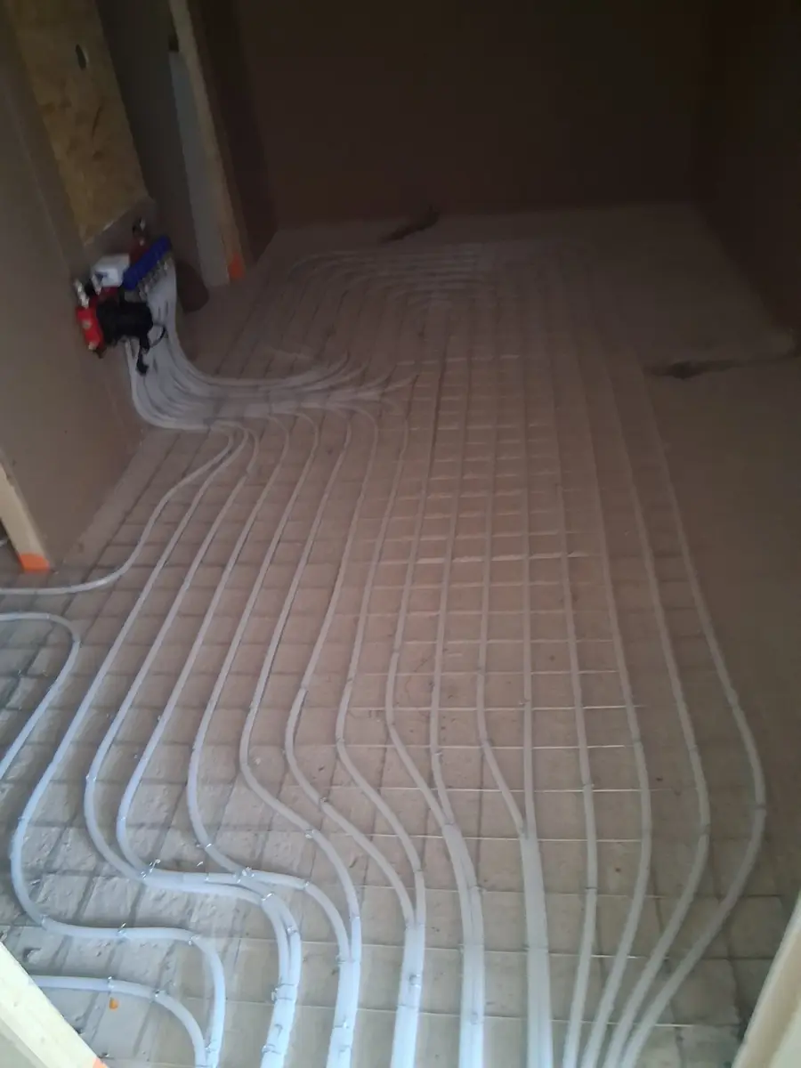 Vakkundige vloerverwarming aanleg door Brick by Brick Housing Amsterdam